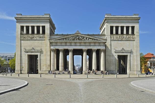  Die Propyläen, klassizistischer Torbau auf dem Königsplatz, München, Bayern, Deutschland, Europa iblabc03770047.jpg