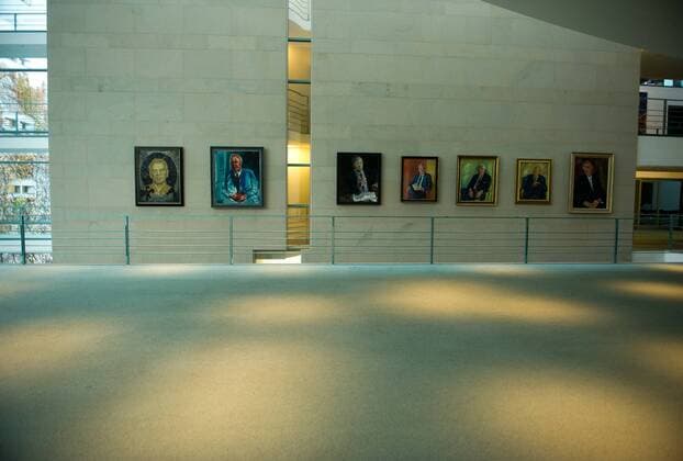 Berlin, Die Kanzlergalerie mit Portraits der ehemaligen Bundeskanzler am Mittwoch (20.11.13) im Pressefoyer im Bundeskanzleramt .