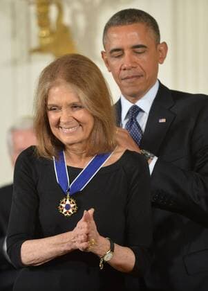 Berühmte Feministinnen, Gloria Steinem President Barack Obama awards the Presidential Medal of Freedom to writer and women s activist Gloria Steinem at the White House in Washington, D.C., November 20, 2013.  WAP20131120380