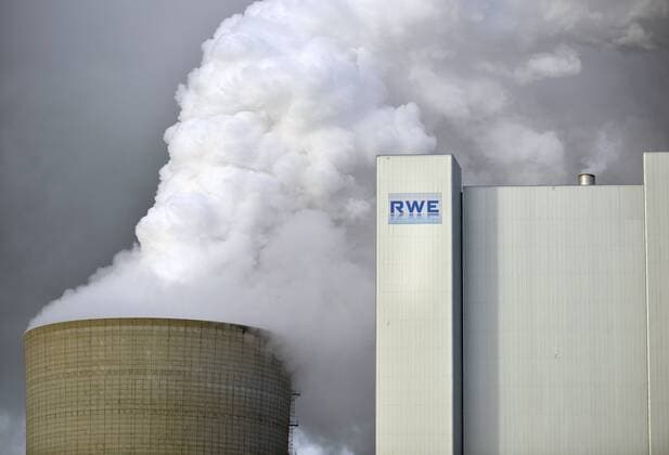 IMAGO Nature: Unsere Erde, Energiequellen, Kohlekraftwerke Unternehmen: RWE 20.11.2013, DEU, DEUTSCHLAND, Neurath , das RWE LOGO am neuen Braunkohlekraftwerk Neurath II der RWE AG