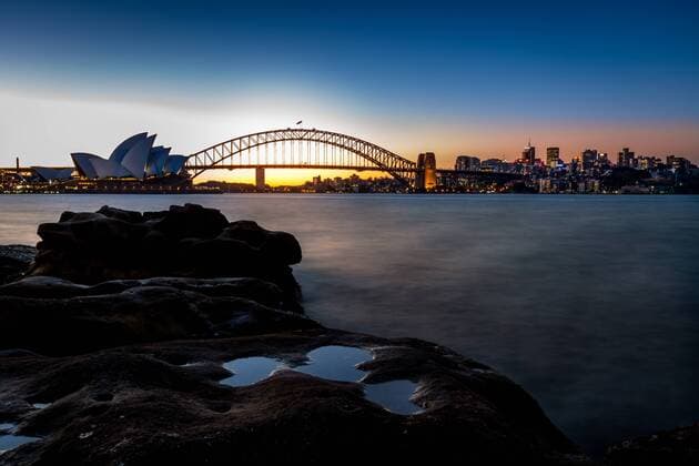  Abenddämmerung, Sydney Opera House und Harbour Bridge, Sydney, New South Wales, Australien, Ozeanien iblkip03789084.jpg