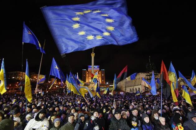 ITAR-TASS: KIEV, UKRAINE. DECEMBER 3, 2013. Ukrainian eurointegration supporters wave Ukrainian and European Union flags at a rally in Kievâ€™s Independence Square.  premiumd Aufmacher RE1324FF