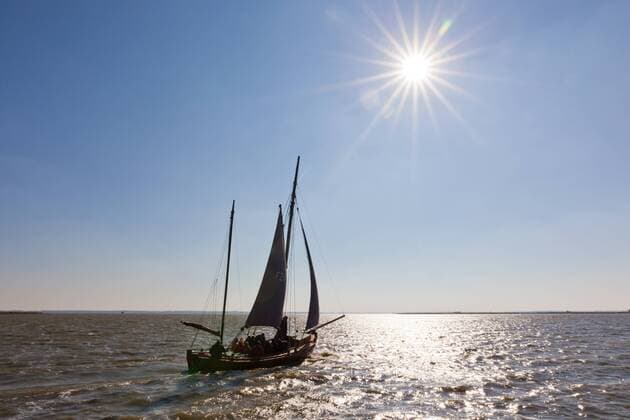 Ein Segelboot im schein der Sonne auf dem Permin bei Wustrow