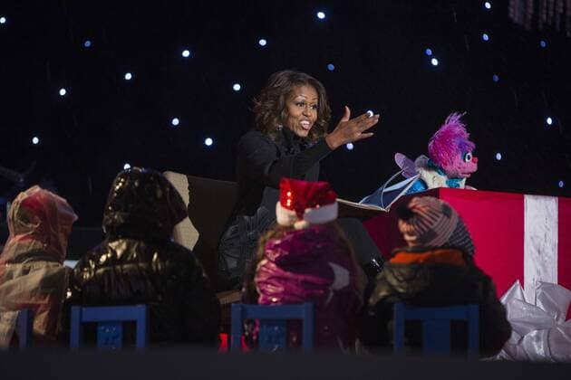 Berühmte Feministinnen, Michelle Obama US First Lady Michelle Obama (C) reads Twas the Night Before Christmas with Sesame Street puppet Abby Cadabby (R) during the 91st National Christmas Tree Lighting Ceremony on the Ellipse south of the White House in Washington, DC, on December 6, 2013. The lighting of the tree is an annual tradition attended by the US President and the First Family. President Calvin Coolidge lit the first National Christmas tree, a 48-foot Balsam fir, in 1923.  WAX20131206205