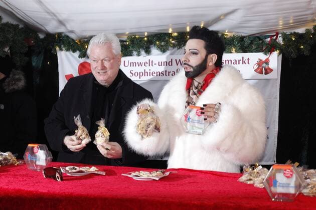 Dieter Schroth und Harald Gloeoeckler verkaufen auf dem Umwelt- und Weihnachtsmarkt Sophienstraße Weihnachtsgebäck zugunsten des Kindernothilfefonds. Berlin, 08.12.2013 Foto:xT.xBartillax xFuturexImage