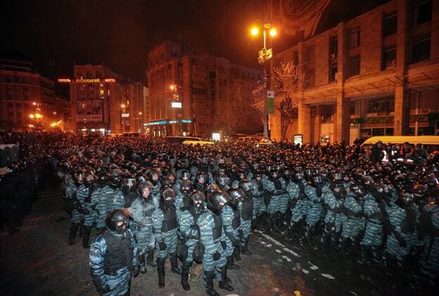 pro-EU demonstrations barricade fights, Kiev, Ukraine UKRAINE, 11.12.2013, Kiew. Bei einem naechtlichen Grosseinsatz versucht die Polizei letztlich vergeblich, den Maidan von Demonstranten (inzwischen mit orangen Bauarbeiterhelmen), Barrikaden und Zeltstaedten zu raeumen. Es kommt zu studenlangen schweren Auseinandersetzungen mit etlichen Verletzten. Demonstrationen gegen die Regierung des Praeseidenten Janukovich, der das Assoziierungsabkommen mit der EU nicht unterzeichnen will, sondern stattdessen die Naehe Russlands sucht. Massive police forces try to use the night to clear out demonstrators (meanwhile with orange workers hard hats), barricades and tents from the Maidan square. In the end their efforts are in vain, but the night long heavy clashes leave quite some people wounded. Demonstrations against the government of president Yanukovich who is not willing to sign the integrat