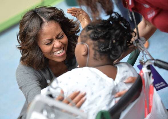 Berühmte Feministinnen, Michelle Obama First Lady Michelle Obama greets patient Courtney Williams, 11, at the Children s National Medical Center in Washington, D.C., December 16, 2013. The First Lady visited with Children and read them holiday stories.  WAP20131216317