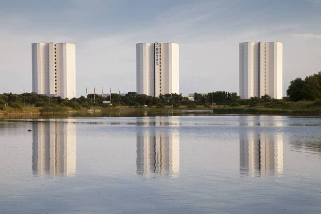 Architektur von Arne Jacobsen Hochhäuser am Südstrand, Burgtiefe, Fehmarn, Schleswig-Holstein, Deutschland, Europa ibldwh03800179.jpg