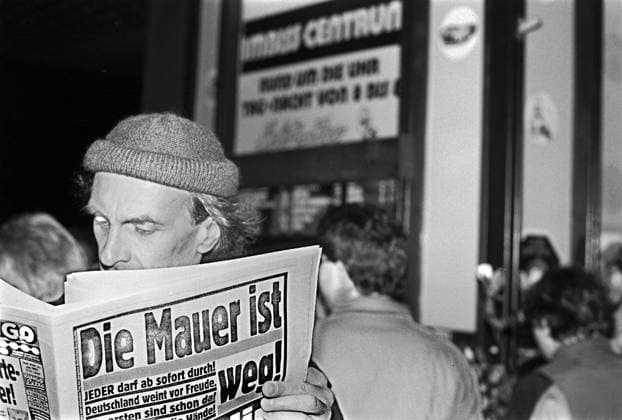Öffnung der Mauer Deutschland, Berlin, 09.11.1989, die Nacht des Mauerfalls, am Breitscheidplatz kann man es schon in der Zeitung lesen..., die Bildzeitung: Die Mauer ist weg!; Berlin ist wieder Berlin ,