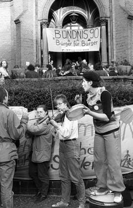 Wahlveranstaltung von Bündnis 90 Deutschland, Berlin, 11.03.1990, Wahlveranstaltung von Bündnis 90 (Bürger für Bürger), in der Gethsemanekirche, Clown und Musikgruppe,