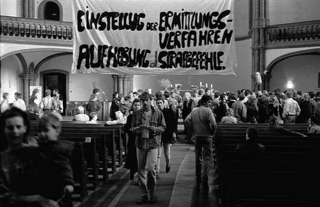 Protest in der Gethsemanekirche Deutschland, Berlin, 08.10.1989, Versammlung von Bürgern in der Gethsemanekirche am Morgen nach den Ausschreitungen vom 7. Oktober 1989, Transparent: Einstellung der Ermittlungsverfahren,