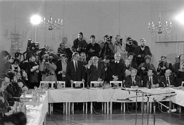 1. Runder Tisch Deutschland, Berlin, 07.12.1989, erster Runder Tisch im Bonhoeffer - Haus, Saal der Brüdergemeinde, in Berlin, links die Opposition,