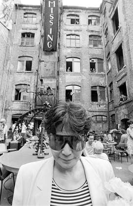 Yoko Ono bei Kunstaktion 37 Räume Yoko Ono besucht eine Ausstellung in der Auguststrasse 4 anl. der Kunstaktion 37 Räume bei britischen Schrottkünstlern), Auguststrasse 4, DEU, Berlin-Mitte, 14.06.1992; Â