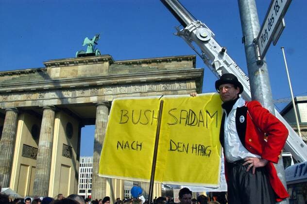 Friedensdemo für Irak Kriegsgegner auf Stelzen, (Köckenberger, Karl), Abschlusskundgebung am Brandenburger Tor, Friedensdemo: Frieden statt Besatzung , gegen den Krieg der USA im Irak, DEU, Berlin-Tiergarten, 12.04.2003;