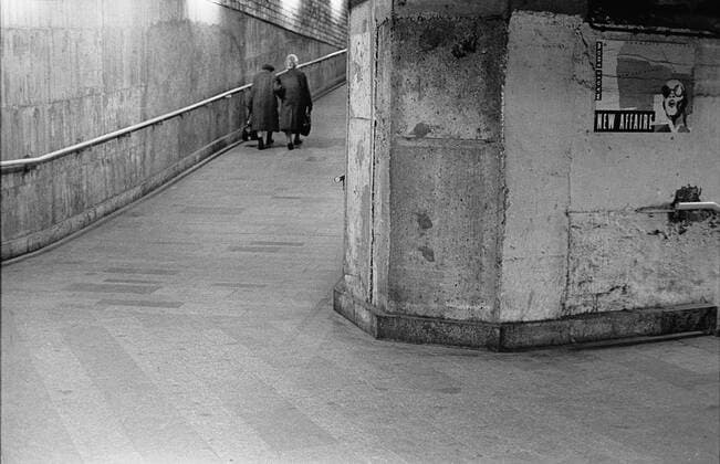 U-Bahnhof Lichtenberg Deutschland, Berlin, 12.12.1988, zwei alte Frauen, U-Bahnhof Lichtenberg Plakat von New Affaire , DEU, Berlin-Lichtenberg, 12.12.1988;,