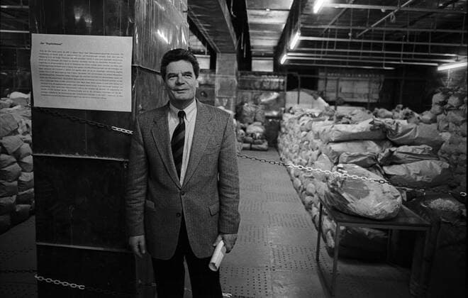 Joachim Gauck Deutschland, Berlin, 16.03.1996, Durchzug bei der Stasi , Tag der offenen Tür in den Archiven der Gauck Behörde in der Ruschestrasse (ehem. Stasi Zentrale), Joachim Gauck beim Rundgang, (im sogenannten Kupferkessel), Â form:port