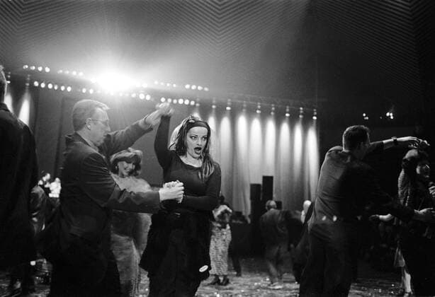 Eröffnungsparty Tempodrom Eröffnungsparty im neuen Tempodrom, am Anhalter Bahnhof, Nina Hagen tanzt mit Peter Strieder SPD, DEU, Berlin-Kreuzberg, 08.12.2001;