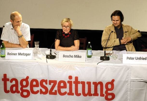 TAZ - Genossenschaftsversammlung 2004 TAZ - Genossenschaftsversammlung 2004, die neue Chefredaktion: Reiner Metzger, Bascha Mika, Peter Unfried, Palais in der Kulturbrauerei, DEU, Berlin-Prenzlauer Berg, 19.09.2004