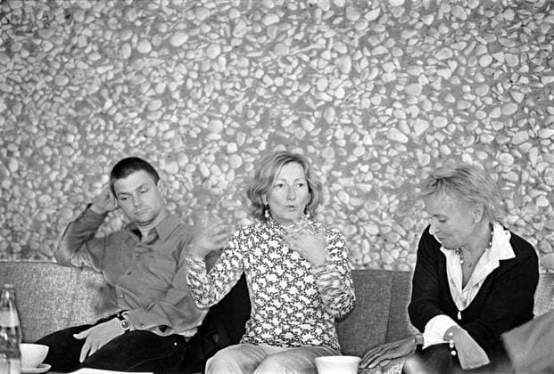TAZ - Kongress TAZ - Kongress, Abschlußveranstaltung der TAZ - Kongress - Tour durch Deutschland, in der Akademie der Künste im Hansa Viertel, Workshop Medien, 10 Jahre TAZ - Genossenschaft, (v.l.n.r:) ..., Kornelia Gellenbeck (Genossenschaft), Bascha Mika (Chefredakteurin TAZ), DEU, Berlin-Tiergarten, 08.06.2002;