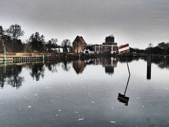 Berlin Reinickendorf OT Tegel; rund um den Tegeler Hafen am Ausflugsgebiet Tegeler See entstanden und entstehen mehrere Bauprojekte, da Wohnen und Leben am Wasser sehr attraktiv ist. uBz.: Blick auf Fachklinik Medical Park Humboldtmühle Rund um den Tegeler Hafen