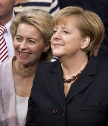 Dr. Ursula VON DER LEYEN (CDU) und Dr. Angela MERKEL (vl CDU, Bundeskanzlerin) Deutscher Bundestag - Wahl und Eidesleistung der Bundeskanzlerin vor dem Bundestag im Reichstagsgebäude in Berlin am 17.12.2013.