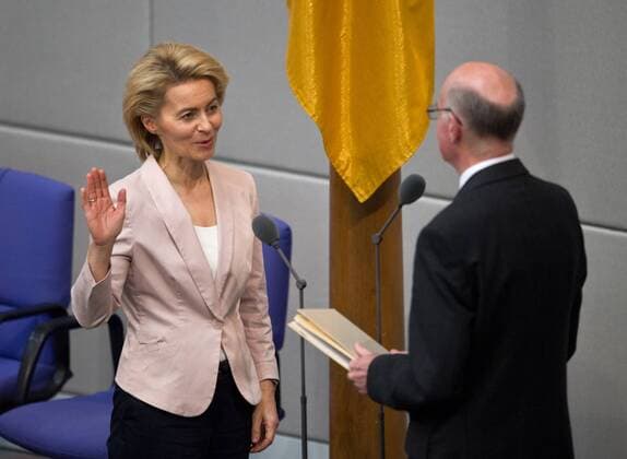 Dr. Ursula VON DER LEYEN (CDU, Bundesministerin der Verteidigung) legt ihren Eid vor Bundestagspräsident Dr. Norbert LAMMERT ab. Deutscher Bundestag - Eidesleistung der Bundesminister vor dem Bundestag im Reichstagsgebäude in Berlin am 17.12.2013.