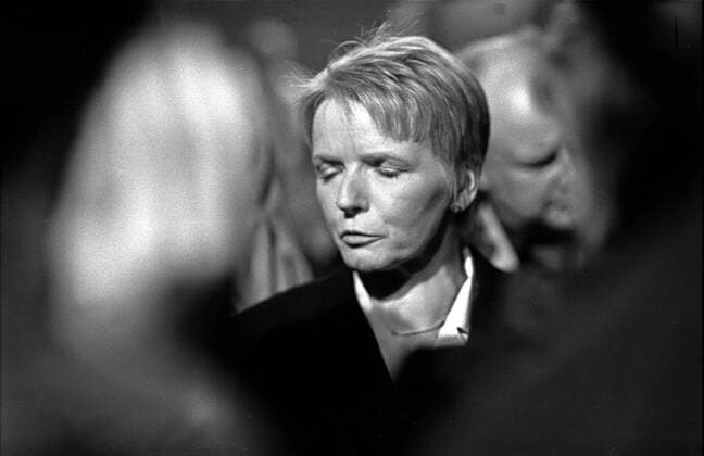 Gabi Zimmer Wahlparty der PDS zur Bundestagswahl, in der Arena in Treptow, Gabi Zimmer Vorsitzende der PDS, Stellungnahme vor der Presse zum schlechten Wahlergebnis (ca. 4%), DEU, Berlin-Treptow, 22.09.2002;
