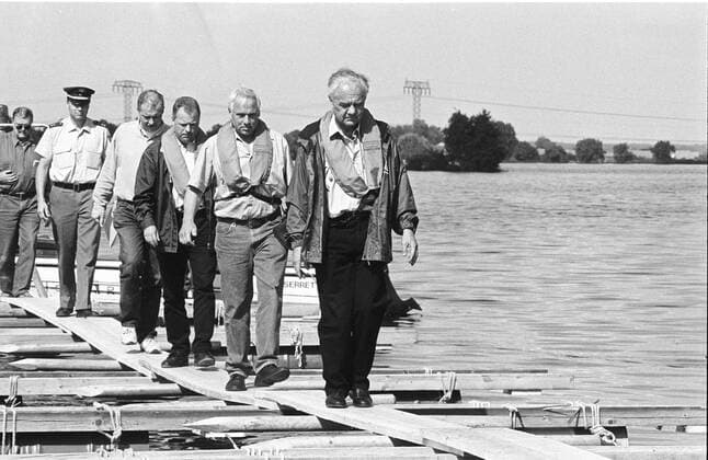 Hochwasser an der Oder Hochwasser an der Oder, Manfred Stolpe (Ministerpraesident Brandenburg) stattet der Region einen Besuch ab; hier die geflutete Thaelmannsiedlung bei Ziltendorf, die er per Boot besuchte ..., DEU, Wiesenau, 30.07.1997, Deutschland, Â