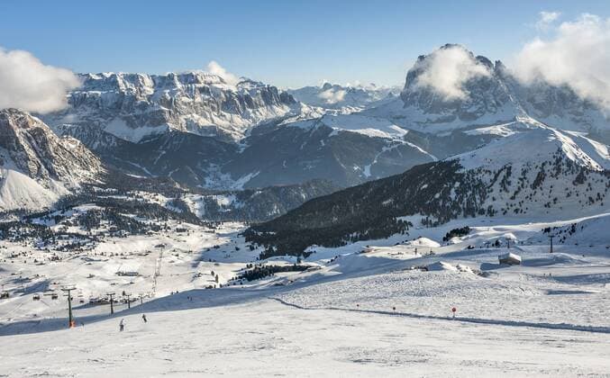 Skigebiet am Berg Seceda, hinten Sellamassiv und rechts Langkofel, 3281m, gehört zu Skikarusell Dolomiti Superski, Geislergruppe, Grödner Dolomiten, Rainelles, Trentino-Südtirol, Italien, Europa iblhwo03803778.jpg