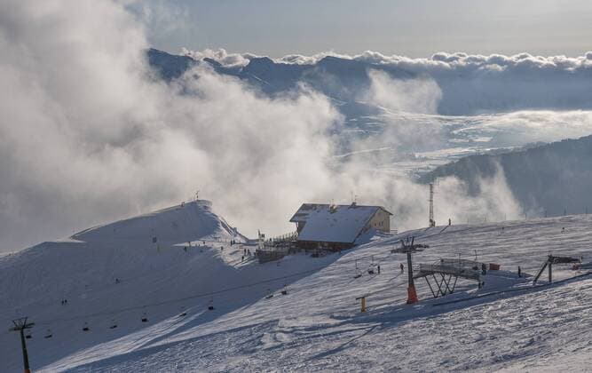 Skigebiet am Berg Seceda, 2519 m, gehört zu Skikarusell Dolomiti Superski, Geislergruppe, Grödner Dolomiten, Rainelles, Trentino-Südtirol, Italien, Europa iblhwo03803782.jpg
