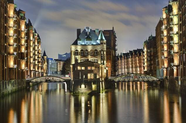 WasserschlÃ¶sschen zwischen den Fleeten in der Speicherstadt von Hamburg, Deutschland, Europa ** NUR FUER REDAKTIONELLE ZWECKE ** EDITORIAL USE ONLY **
