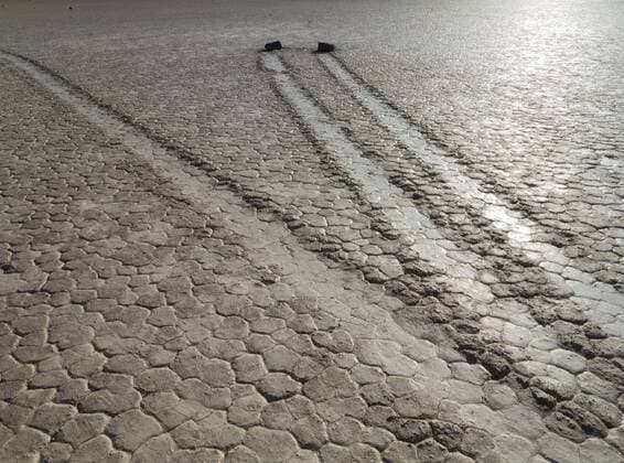 IMAGO Nature: Unsere Erde, Klimawandel, Dürren Bewegungsspuren von wandernden Felsen auf dem Racetrack , ausgetrockneter See oder Playa, Death Valley, Death-Valley-Nationalpark, Kalifornien, USA, Nordamerika ibltdr03809054.jpg