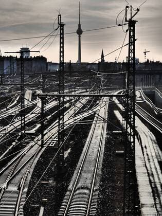 Berlin Pankow OT Prenzlauer Berg, Blick von der Bösebrücke über die Gleise des S-Bahnhof Bornholmer Straße Richtung Fernsehturm Bahnhof Bornholmer Straße