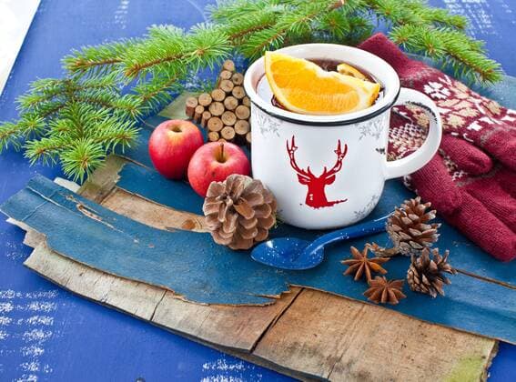 Heisser Punsch mit frischen Orangen im Winter  1079700545
