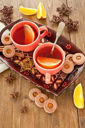 Heisser Tee, Gluehwein und Plätzchen zur Weihnachtszeit  1079700475