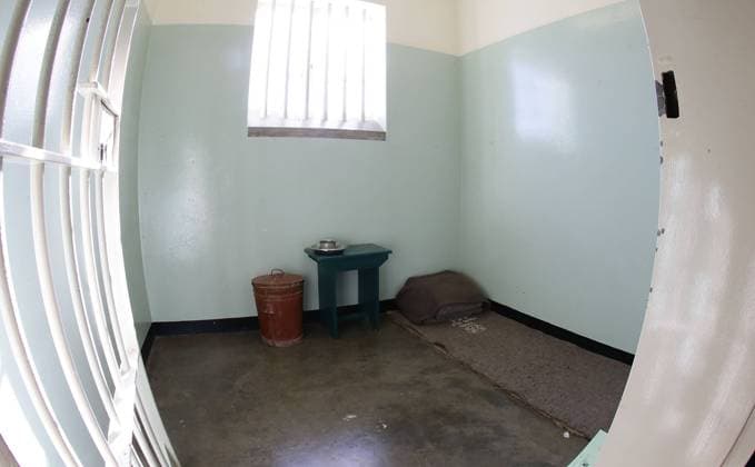 IMAGO History, Ende der Apartheid in Südafrika: 1990-1994 Kapstadt , Südafrika - Robben Island - Gefängnisinsel , auf der Nelson Mandela inhaftiert war ; Zelle von Nelson Mandela