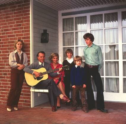 Ursula von der Leyen. (l-r) Ursula von der Leyen mit ihrem Vater Dr. Ernst Albrecht, Mutter Heide-Adele + Brüder Barthold, Lorenz, davor Donatus auf einem Familienfoto von 1978 anläßlich der Aufnahme einer Volksmusik-Platte. !AUFNAHMEDATUM GESCHÄTZT!