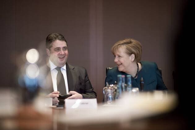 Sigmar Gabriel, Angela Merkel, Kabinettssitzung DEU, Deutschland, Germany, Berlin, 15.01.2014 Sigmar Gabriel, Vizekanzler, Vorsitzender der SPD und Bundesminister fuer Wirtschaft und Energie, und Angela Merkel , Bundeskanzlerin und Bundesvorsitzende der CDU (rechts), vor der Kabinettssitzung im Berliner Kanzleramt. Kabinettsitzung, Bundeskanzleramt, Kabinett, Bundeskabinett, Bundespolitik, Deutsche Politik, Politiker, QF Querformat, 2014. Sigmar Gabriel, leader of the SPD, vice-chancellor and Federal Minister of Economics and Energy, and Angela Merkel, Chancellor and leader of the CDU (right) during a cabinet meeting at the chancellor office in Berlin. Politics, Germany, political, Politician.