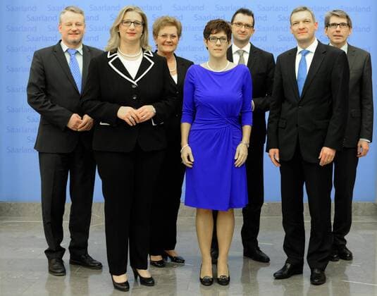 Das neue Kabinett der Saarländischen Landesregierung wird am Mittwoch (15.01.2014) vereidigt. Im Bild (v.l.): Ulrich Commercon (SPD), Minister für Bildung und Kultur, Anke Rehlinger (SPD), Wirtschaftsministerin und stellvertretende Ministerpräsidentin, Monika Bachmann (CDU), Ministerin für Inneres und Sport, Ministerpräsidentin Annegret Kramp-Karrenbauer (CDU), Reinhold Jost (SPD), Minister für Umwelt und Justiz, Stephan Toscani (CDU), Minister der Finanzen, und Andreas Storm (CDU), Minister für Soziales und Gesundheit.