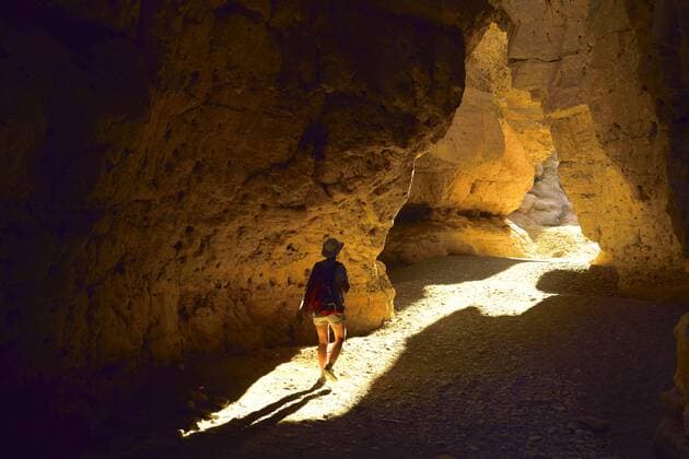 Wanderin im Sesriem Canyon, Namibia, Namib Naukluft Nationalpark wanderer in the Sesriem canyon, Namibia, Namib Naukluft National Park BLWS356253