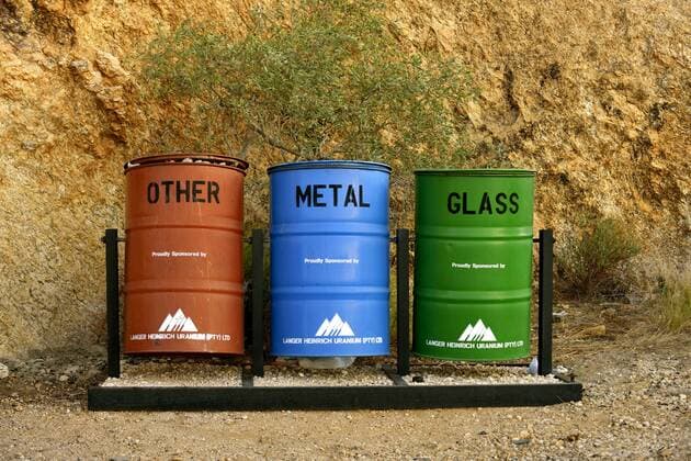 IMAGO Nature: Unsere Erde, Umweltverträgliche Herausforderungen des 21. Jahrhunderts, Recycling Muelltonnen in einem Wuestencamp, Namibia garbage in an outdoor camp, Namibia BLWS356270