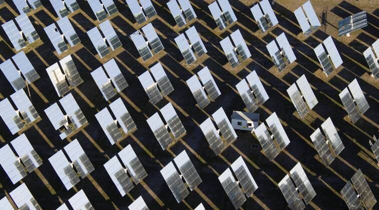 IMAGO Nature: Unsere Erde, Energiequellen, Solarthermie Reihen von Sonnenkollektoren, Heliostaten, Energieerzeugung in einem Sonnenwärmekraftwerk in der Wüste von Tabernas, Provinz Almería, Andalusien, Spanien, Europa ibltdr03823421.jpg