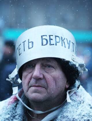ITAR-TASS: KIEV, UKRAINE. JANUARY 21, 2014. A protester wearing a pan to protect his head at the site of a stand off between riot police and demonstrators in Grushevsky Street. On 16 January 2014 Ukraine s parliament, Verkhovna Rada, adopted tougher security laws, which sparked a new wave of violence in the capital.  Aufmacher 20169873