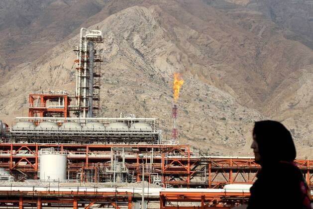 IMAGO Nature: Unsere Erde, Energiequellen, Erdgas (140123) -- ASSALOUYEH, Jan. 23, 2014 (Xinhua) -- An Iranian woman walks at South Pars the gas field near the southern Iranian port of Assalouyeh, Iran, on Jan. 22, 2014. The South Pars North Dome field is a natural gas condensate field located in the Persian Gulf. It is the world s largest gas field, shared between Iran and Qatar. According to the International Energy Agency (IEA), the field holds an estimated 1,800 trillion cubic feet (51 trillion cubic meters) of in-situ natural gas and some 50 billion barrels of natural gas condensate. Iran recently planed to attract 70 billion U.S. dollars for investments in its oil and gas industry. (Xinhua Ahmad Halabisaz) (zjl) IRAN-ASSALOUYEH-SOUTH PARS 