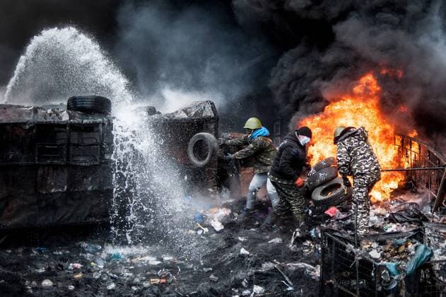 ITAR-TASS: KIEV, UKRAINE. JANUARY 23, 2014. Opposition demonstrators burn tyres in Kiev s Grushevsky Street. On 16 January 2014 Ukraine s parliament, Verkhovna Rada, adopted tougher security laws, which sparked a new wave of violence in the capital.  premiumd Aufmacher RE136B1C