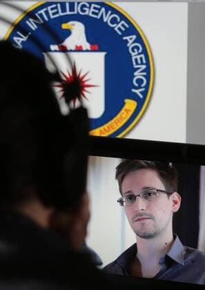 ITAR-TASS: MOSCOW, RUSSIA. JANUARY 23, 2014. Former CIA agent Edward Snowden (on screen) gives online Q&A session.  Aufmacher RE136C10