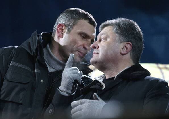 ITAR-TASS: KIEV, UKRAINE. JANUARY 25, 2014. Udar party leader Vitali Klitschko (L) and Verkhovna Rada member Petro Poroshenko address anti-government protesters in Kiev s Independence Square.  Aufmacher 20167129