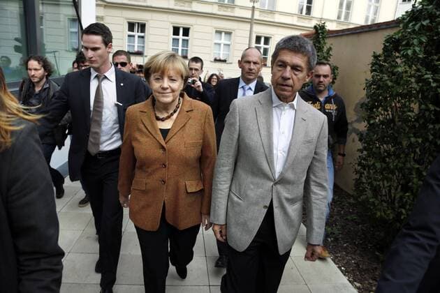 Bundeskanzlerin Angela Merkel (CDU) am Sonntag (22.09.2013) in Berlin mit ihrem Mann Joachim Sauer auf dem Weg zur Stimmabgabe der Bundestagswahl .