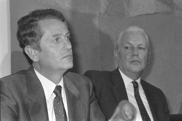 Uwe BARSCHEL, links, Ministerpraesident und Spizenkandidat Schleswig-Hosltein, bei einer Pressekonferenz nach der verlorenen Landtagswahl, rechts Gerhard STOLTENBERG, CDU, Bundesfinanzminister, SW-Aufnahme, 14.09.1987. Â