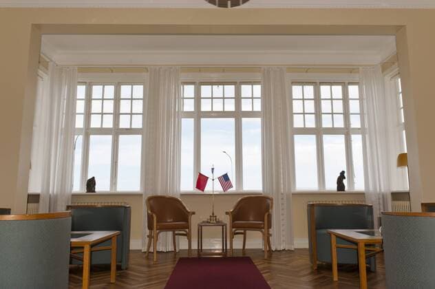 Historischer Raum im Gästehaus, Flaggen der Sowjetunion und der USA, Gipfeltreffen zwischen Ronald Reagan und Michail Gorbatschow 1986, Reykjavík Summit, Höfði, Reykjavík, Island, Europa iblsau03770478.jpg